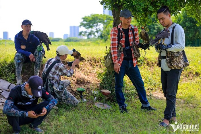 Huấn luyện chim săn mồi, một trò chơi bắt nguồn từ Trung Đông, đã du nhập vào Việt Nam được khoảng 10 năm. Trong ảnh, nhóm anh Dương Tiên Sinh ở Hà Nội, chuẩn bị vào cuộc. Họ thường huấn luyện chim ở một bãi đất trống thuộc phường Trung Văn, quận Nam Từ Liêm. 