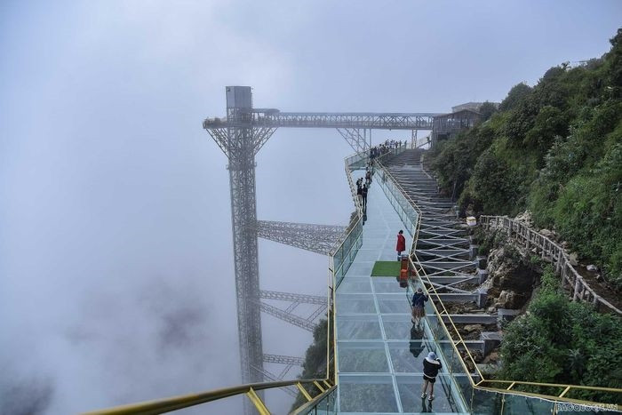 Cầu kính Rồng Mây nằm trên đỉnh đèo Ô Quy Hồ ở độ cao 2.333m so với mực nước biển, thuộc Khu du lịch cầu kính Rồng Mây, xã Sơn Bình, huyện Tam Đường, tỉnh Lai Châu.