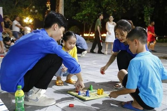 Nhiều trò chơi dân gian được tổ chức trên tuyến phố đi bộ quanh bờ hồ Tân Quang (thành phố Tuyên Quang). (Ảnh: Nam Sương/TTXVN)