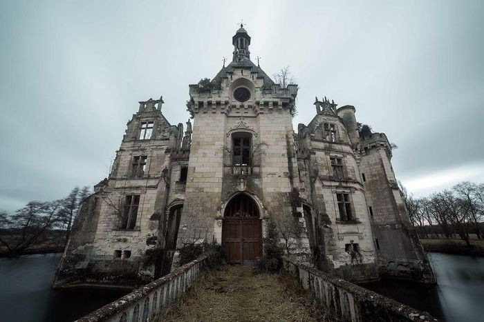 Trong bộ ảnh mới đây, nhiếp ảnh gia người Pháp giới thiệu với bạn đọc về những tòa lâu đài bỏ hoang được xây từ thế kỷ trước.