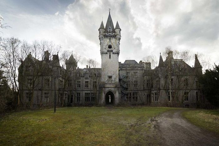 Đây là lâu đài Miranda (hay còn được gọi là “lâu đài ồn ào”) bị bỏ hoang hàng chục năm ở Bỉ.