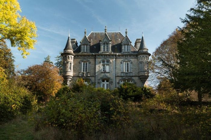 Pháp có rất nhiều tòa lâu đài cổ bị bỏ hoang nhiều năm.
