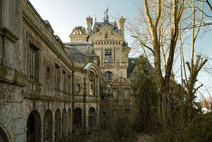 Khung cảnh hoang vu, u ám của tòa lâu đài Pháp bị bỏ hoang này khiến chúng ta liên tưởng đến các bộ phim ma rùng rợn. Ảnh: Jahz Design.