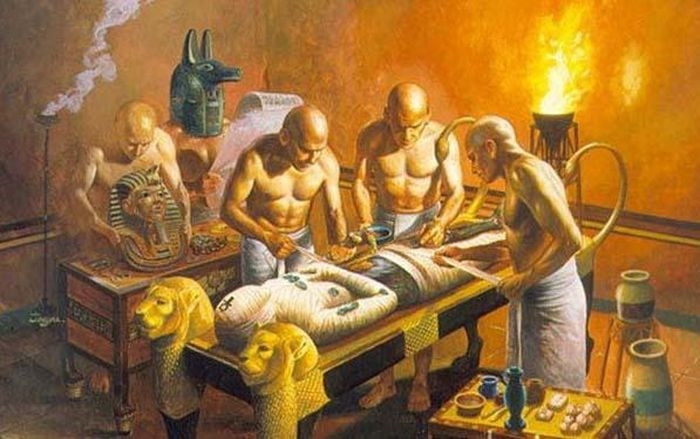 Vào khoảng năm 2600 trước Công nguyên, người Ai Cập cổ đại đã thực hiện ướp xác nhằm bảo quản thi hài người quá cố nguyên vẹn theo thời gian.