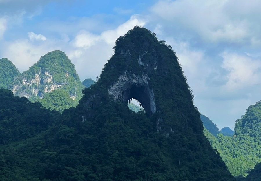 Mat Than Mountain tourist site in Cao Bang hinh anh 1