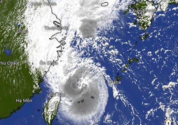 Bão Muifa gây mưa to và gió mạnh tại Okinawa, Nhật Bản - Ảnh 1.