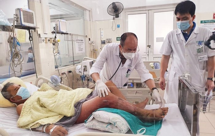 PGS.TS Đỗ Duy Cường và ThS.BS Nguyễn Quang Huy đang thăm khám cho bệnh nhân 
