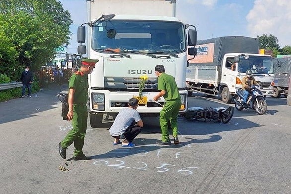 Va chạm xe tải, một người lớn và hai em nhỏ trên xe máy bị cán chết - Ảnh 1.