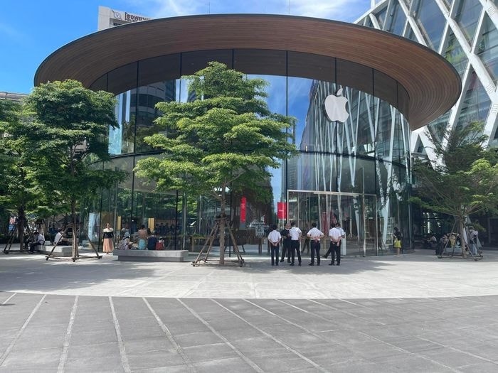  Apple Store tại Central World, Thái Lan chỉ giao máy cho khách đặt trước vào ngày mai. Ảnh: Đinh Công. 