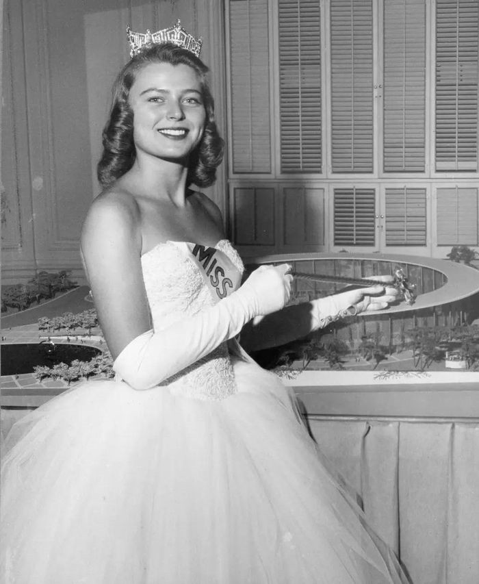  Marilyn Van Derbur đăng quang hoa hậu năm 1958. Ảnh: Getty. 