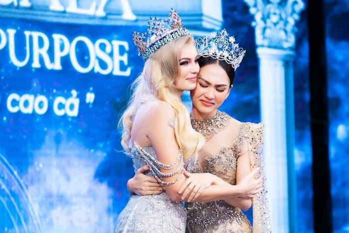  Đương kim Miss World, Karolina Bielawski, tham dự sự kiện đấu giá vương miện của Mai Phương. Ảnh: BTC. 