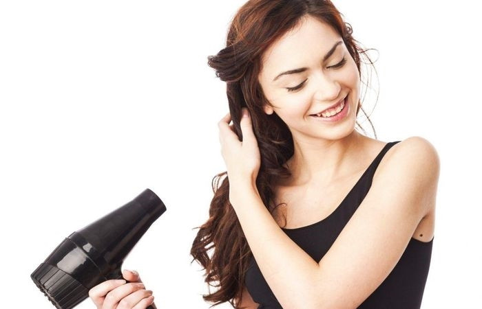 Chỉ sấy khi tóc ẩm: Nhiều chị em phụ nữ thường sấy tóc khi tóc còn nhiều nước. Việc làm này rất dễ gây tổn thương cho tóc. Vì tóc ướt là lúc tóc yếu nhất. Nếu bạn sử dụng máy sấy ngay vào lúc này sẽ làm nhiệt độ tóc thay đổi đột ngột, dẫn đến tình trạng tóc xơ và chẻ ngọn. Cách tốt nhất là bạn dùng khăn bông lau đến khi tóc hết nước, chỉ còn cảm thấy ẩm thì mới sấy tóc. Ảnh: Shutterstock