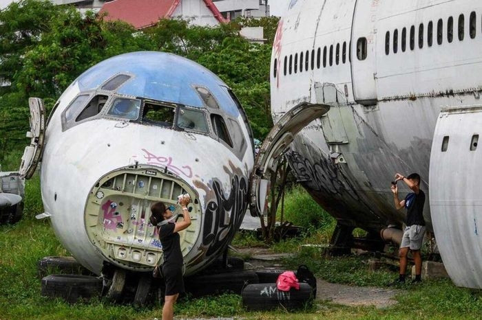  Bãi đất trống nơi đặt những chiếc máy bay bị bỏ hoang vô tình trở thành điểm đến yêu thích của du khách. Ảnh: AFP. 