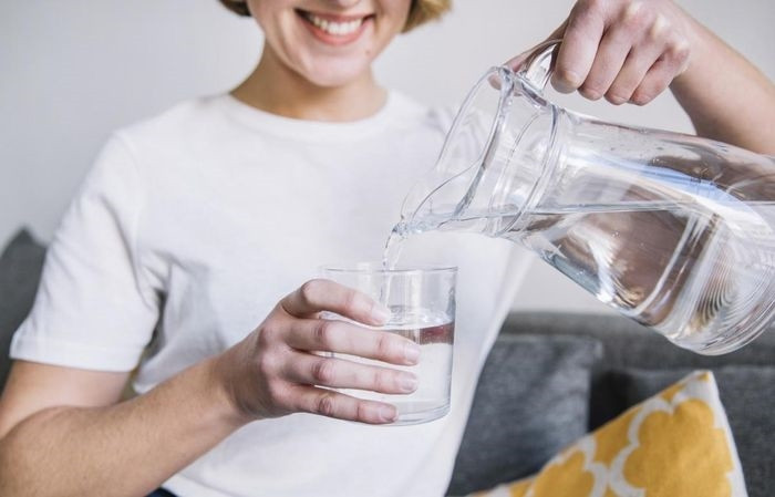 Uống đủ nước: Thực phẩm nhiều nước như súp, trái cây và rau cũng giúp bạn cảm thấy no với rất ít calo, đồng thời cũng khiến da đẹp và trẻ trung hơn. Ảnh: Shutterstock