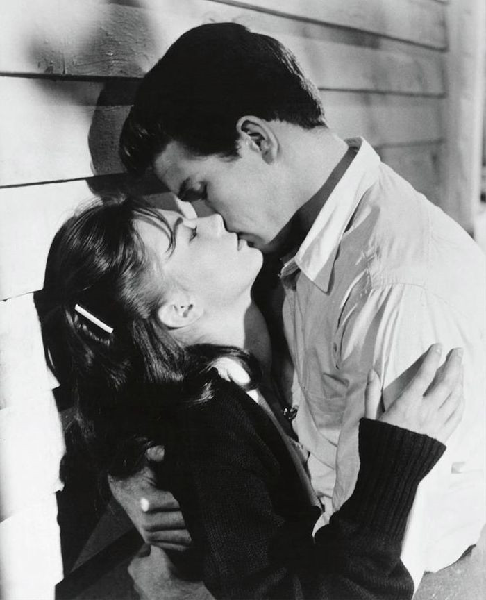 Nụ hôn Pháp đầu tiên trong lịch sử màn bạc Mỹ. 