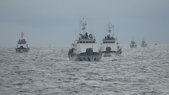 Vùng Cảnh sát biển 4 diễn tập bắn đạn thật trên biển - Ảnh 1.