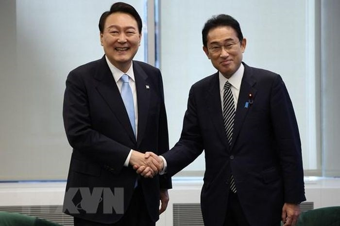 Tổng thống Hàn Quốc Yoon Suk-yeol (trái) và Thủ tướng Nhật Bản Fumio Kishida tại cuộc gặp bên lề Khóa họp 77 Đại hội đồng Liên hợp quốc ở New York, Mỹ ngày 21/9/2022. (Ảnh: Yonhap/TTXVN)