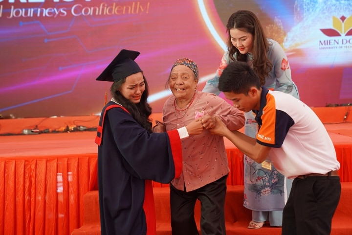 Xúc động hình ảnh bà nội 83 tuổi vượt gần 2.000km dự lễ tốt nghiệp của cháu gái - 1