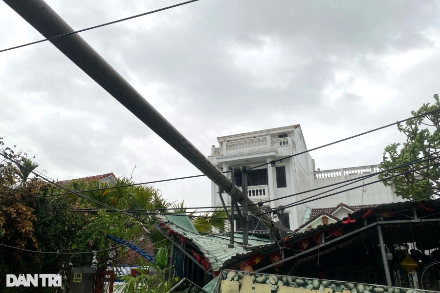 Khung cảnh hoang tàn, tôn bay khắp trời khi bão quét qua TP Đà Nẵng, Hội An - 9