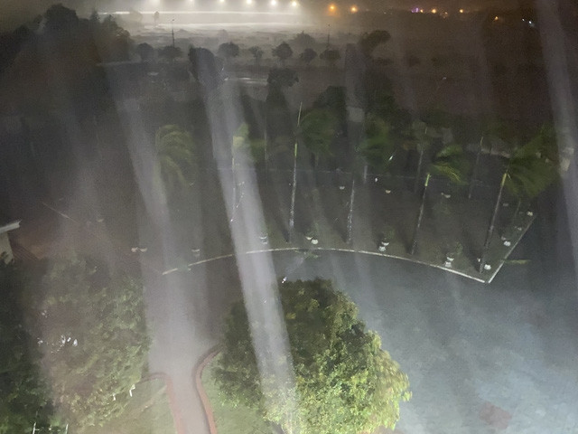 Tường trình đêm bão số 4: Tâm bão đang ôm trọn đất liền Đà Nẵng - Quảng Nam, gió giật cấp 13 - Ảnh 1.