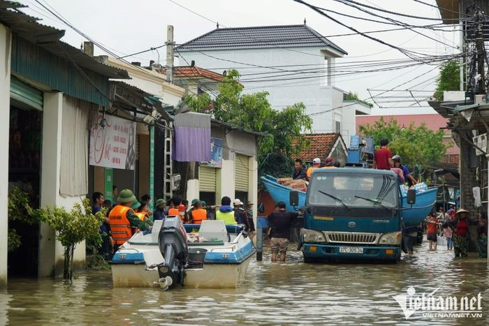 Các đoàn cứu trợ phải rất vất vả mới vào được vùng rốn lũ xã Quỳnh Lâm, xã Quỳnh Lưu
