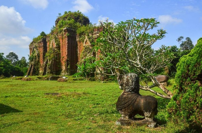  Tại tháp Chiên Đàn, có những linh vật thân sư tử, đầu voi được khai quật ở khuôn viên tháp và ở đồng ruộng gần đó. Ba ngọn tháp biểu tượng cho ba vị thần trong Ấn Độ giáo, có niên đại từ cuối thế kỷ 11 đến đầu thế kỷ 12. 