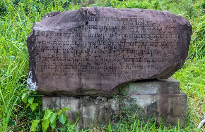  Tấm bia lớn được các nhà khảo cổ khai quật vào năm 1997. Trên tấm bia có khắc 8 dòng chữ Sanskrit. Tuy nhiên, đến nay các nhà khoa học vẫn chưa giải mã được những dòng chữ này. 