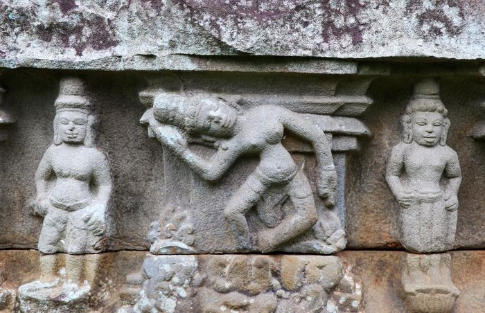  Hầu hết tác phẩm điêu khắc trong tháp cổ được thể hiện dưới các hình thù đa dạng gồm những chiến sĩ cầm vũ khí trong tư thế canh gác hay chiến đấu, vũ nữ mình trần đang nhảy múa điệu Champa cổ xưa với dáng vẻ uyển chuyển, linh hoạt. 