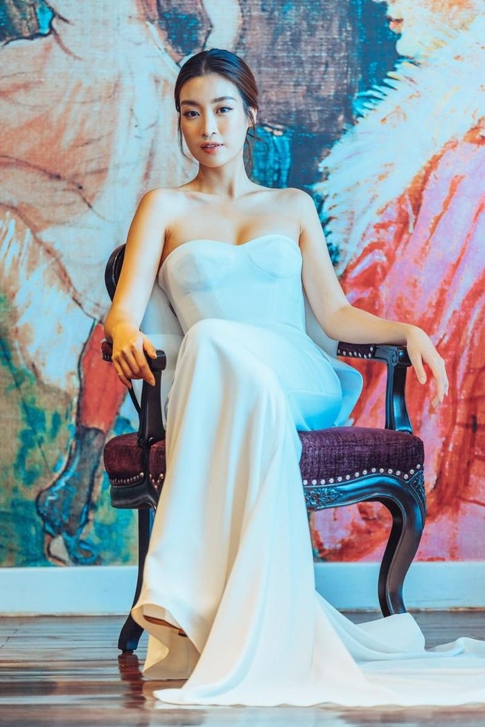 Hoa hậu Đỗ Mỹ Linh bất ngờ tung bộ ảnh diện váy cưới xinh lung linh giữa lúc thông tin cô sẽ lên xe hoa cùng thiếu gia Đỗ Vinh Qaung ngày 23/10 được đăng tải rầm rộ trên truyền thông.