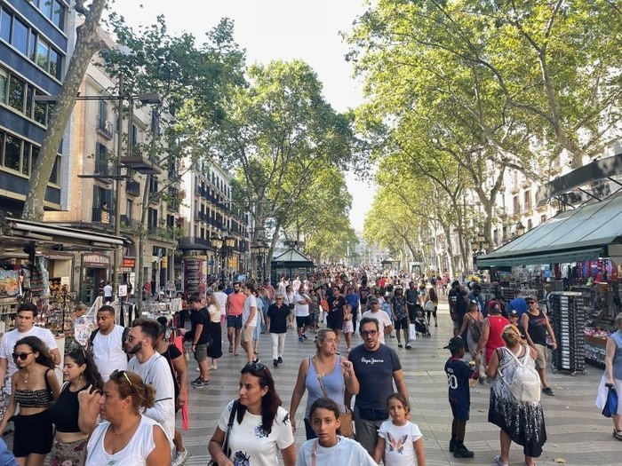Từ Thủ đô Madrid, chúng tôi đi tàu mất gần 3 tiếng đến Barcelona, rồi bắt taxi về một khách sạn đã đặt trước, tọa lạc gần La Rambla - con phố nổi tiếng và cũng là biểu tượng của thành phố. La Rambla có một đường đi bộ ở chính giữa, dài 2km, và đường giao thông ở hai bên. Trên phố có rất nhiều tòa nhà cổ kính, thậm chí có tòa có niên đại từ thời La Mã cổ. Nơi đây có nhiều cửa hàng bán đồ lưu niệm, đồ ăn và là nơi biểu diễn của các nghệ sỹ đường phố. 