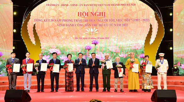 Trung tướng Nguyễn Quốc Thước nhận danh hiệu Công dân thủ đô ưu tú 2022 ở tuổi 96 - Ảnh 1.