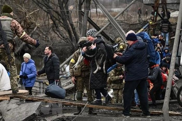 Người dân sơ tán khỏi thành phố Irpin, tây bắc Kyiv, Ukraine. (Ảnh: AFP/TTXVN)