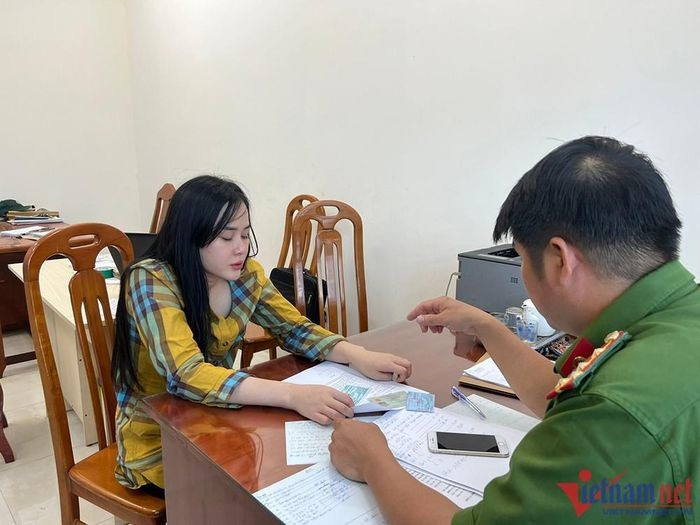 Ninh Thị Vân Anh đã thừa nhận hai vụ đầu tiên trong nhiều vụ mà các cá nhân ở nhiều tỉnh thành gửi đơn đến Công an TP.Phan Thiết để tố cáo. Ảnh: Lê Huân