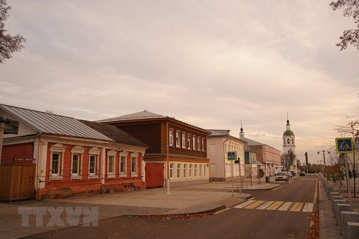  Zaraysk là một thành phố nhỏ thuộc tỉnh Moskva, nằm cách thủ đô của nước Nga 145km về phía đông Nam. Đây là nơi vẫn còn bảo tồn được một trong số ít pháo đài Kremlin của nước Nga. Không gian và kiến trúc mang dấu ấn lịch sử của thành phố đã được bảo tồn gần như nguyên vẹn gồm quần thể Kremlin với các thánh đường (thế kỷ XVII-XX), các nhà thờ thế kỷ XIX-XX; quảng trường Dẫy bán hàng (thế kỷ XVIII), các công trình kiến trúc dân dụng và công nghiệp (thế kỷ XVIII-XX). (Ảnh: Duy Trinh/TTXVN) 