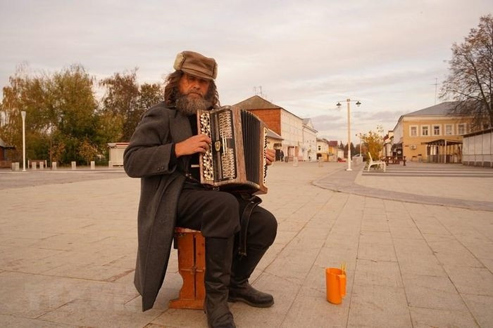  Người kéo đàn accordion trên quảng trường trung tâm. (Ảnh: Duy Trinh/TTXVN) 