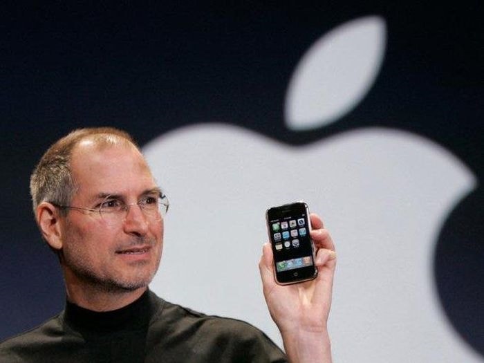 Nhà sáng lập Apple Steve Jobs giới thiệu chiếc iPhone đầu tiên năm 2007. Ảnh: AP