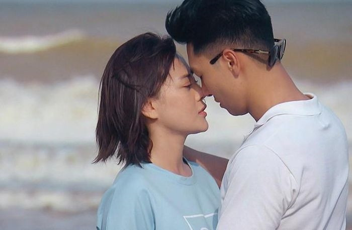 Phương Oanh và Mạnh Trường có tới 3 nụ hôn ngọt trong phim Hương vị tình thân. 
