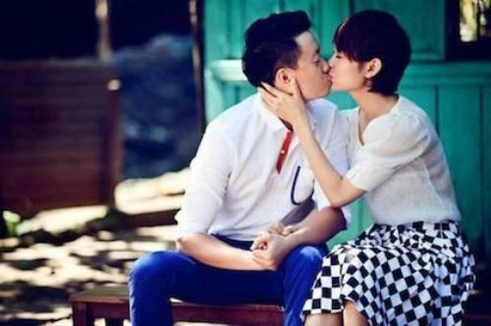 Minh Hằng - Lương Mạnh Hải thực hiện cảnh hôn trong phim Vừa đi vừa khóc. 