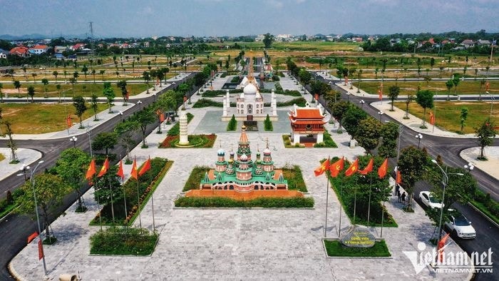 Nằm trong khuôn viên khu đô thị rộng hơn 10.000m2 thuộc thành phố Phổ Yên, Công viên Kỳ quan Thế giới gây chú ý đối với nhiều người qua lại khi vừa hoàn thiện.