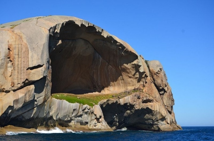 Hòn đảo Đầu lâu bí ẩn: Nơi du khách chỉ được ngắm chứ không thể đặt chân đến - 2