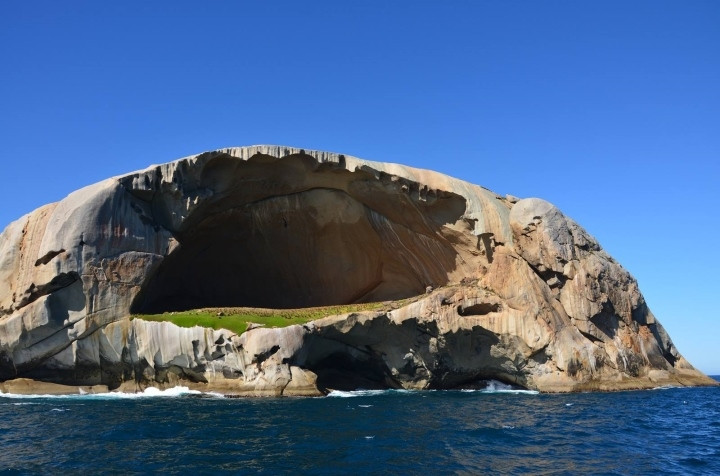 Hòn đảo Đầu lâu bí ẩn: Nơi du khách chỉ được ngắm chứ không thể đặt chân đến - 3