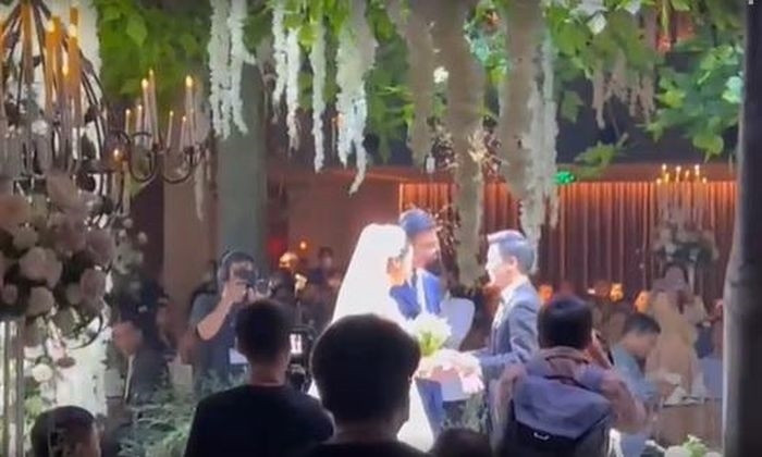 Được bố trao tay, Đỗ Mỹ Linh khóc khi bước vào hôn lễ