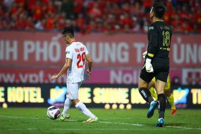  Phút 26 trong trận Hải Phòng – Hà Nội ở vòng 21 V.League, khi tỷ số đang là 1-0 cho Hải Phòng, Văn Công nhận thấy Nguyễn Văn Minh đang băng vào cướp bóng. Anh làm động tác giả qua Văn Minh nhưng sau đó xử lý chậm, để cầu thủ Hải Phòng cướp bóng ghi bàn. 