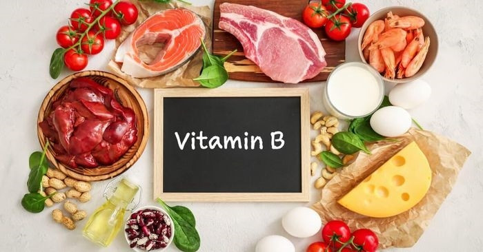 1. Vitamin B: Hãy nạp đủ lượng vitamin B, đặc biệt là vitamin B12 và B9 để tăng cường trí nhớ. Vitamin B12 chủ yếu có trong các sản phẩm động vật như thịt, sữa và trứng. Đối với những người theo chế độ ăn chay hoặc thuần chay, ngũ cốc tăng cường và chiết xuất từ nấm men sẽ là nguồn cung cấp Vitamin B12 phù hợp. Các nguồn Vitamin B9 hoặc axit folic là các loại rau lá xanh, đậu, trứng và ngũ cốc nguyên hạt.