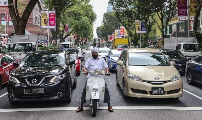Chi phí cho một giấy phép xe máy mới ở Singapore đã tăng hơn 200% trong bốn năm qua. Ảnh: Roy Issa