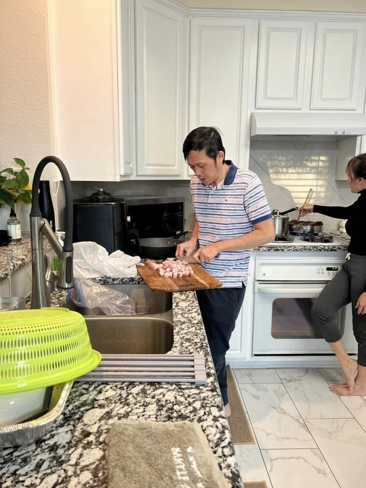 Hoài Linh tất bật chạy show ở Mỹ, tự vào bếp nấu ăn cho con trai - 1