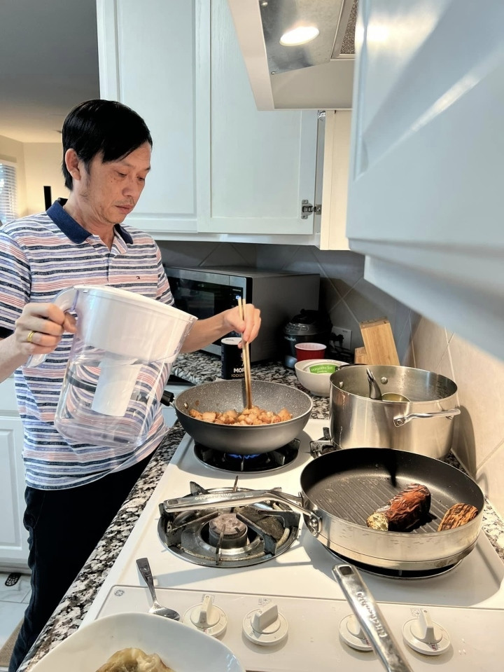 Hoài Linh tất bật chạy show ở Mỹ, tự vào bếp nấu ăn cho con trai - 2