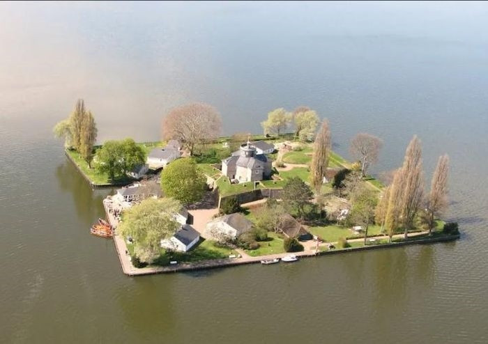 Được xây dựng vào thế kỷ 18, hòn đảo nhân tạo nhỏ bé tọa lạc trên hồ Steinhude, hồ lớn nhất ở Tây Bắc nước Đức.