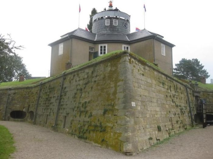 Giữa năm 1765 và 1767, nó đã được Wilhelm, Bá tước của Schaumburg-Lippe, biến thành một pháo đài quân sự.