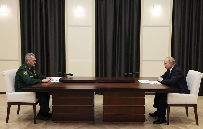 Bộ trưởng Quốc phòng Sergey Shoigu (trái) và Tổng thống Nga Putin. Ảnh: TASS